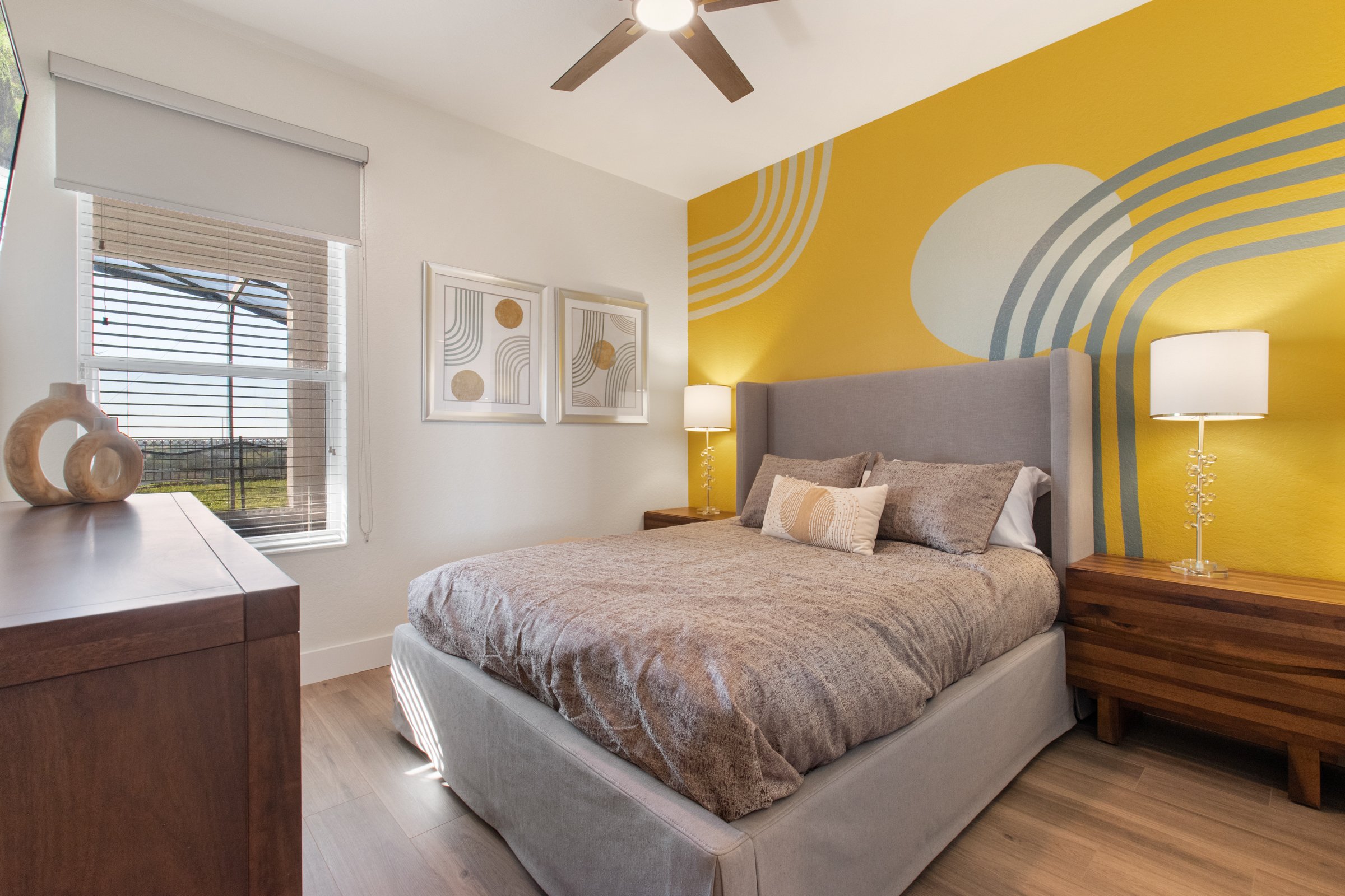 Ground-floor queen bedroom with en suite bath
