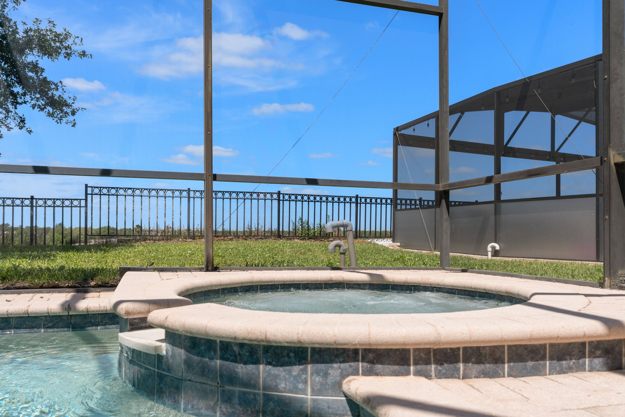 Heated jacuzzi spa overlooking the hilltop