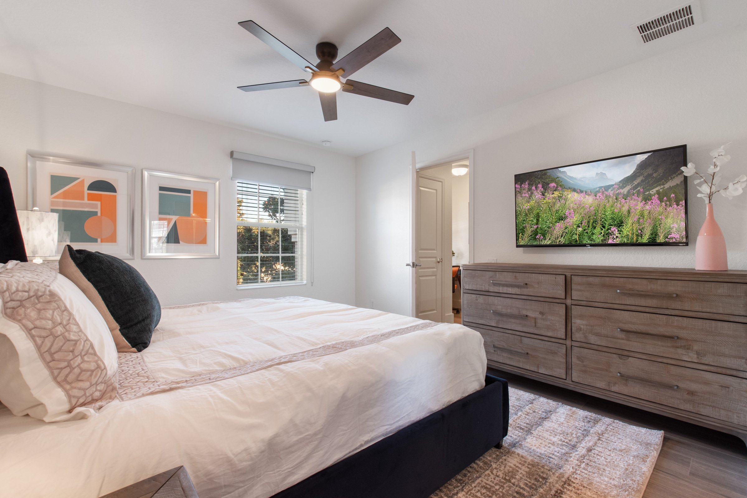 Second master suite with private bath