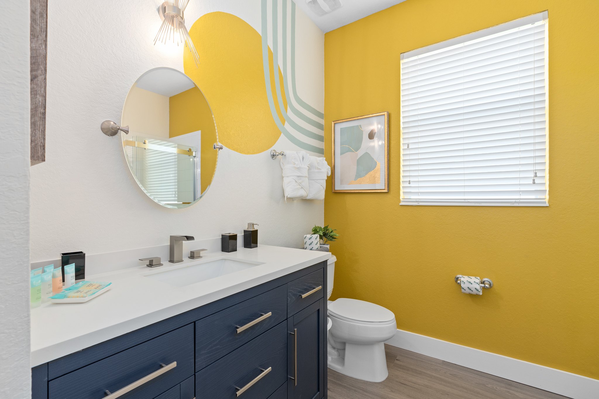 Queen bedroom private en suite bathroom