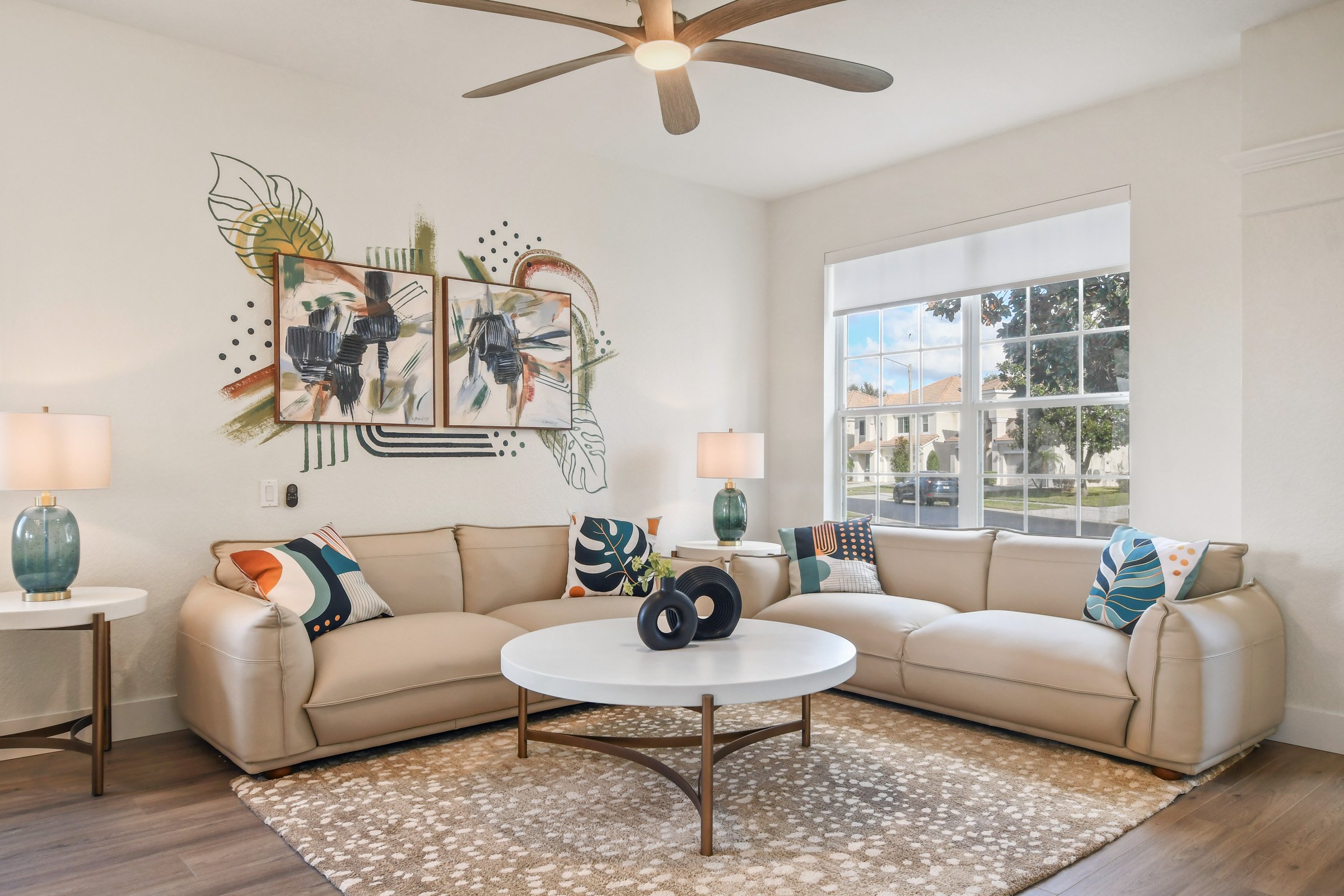 Dining area with seating for 10+ guests