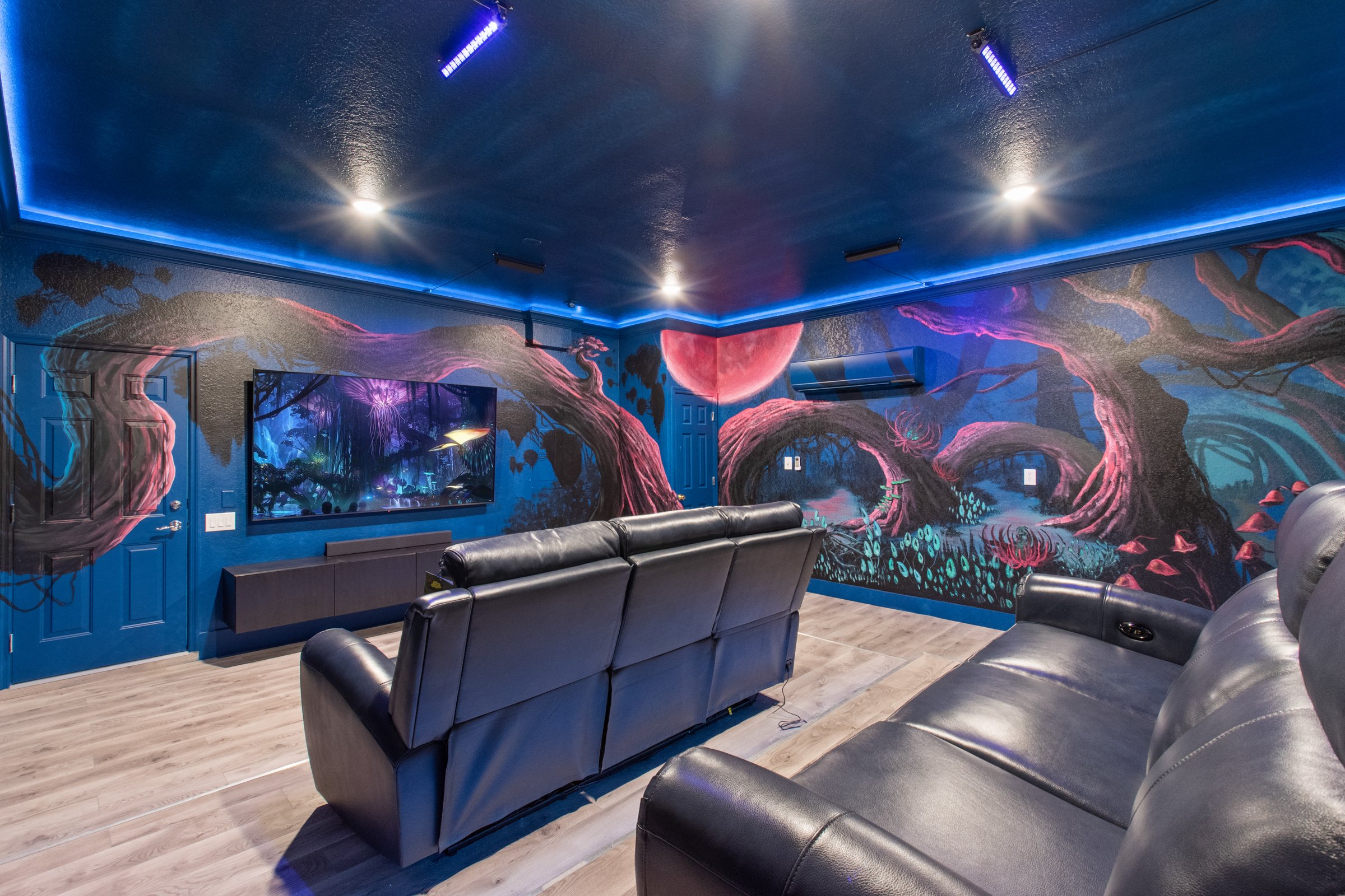 Hand-painted Pandora bioluminescent mural — a true showpiece