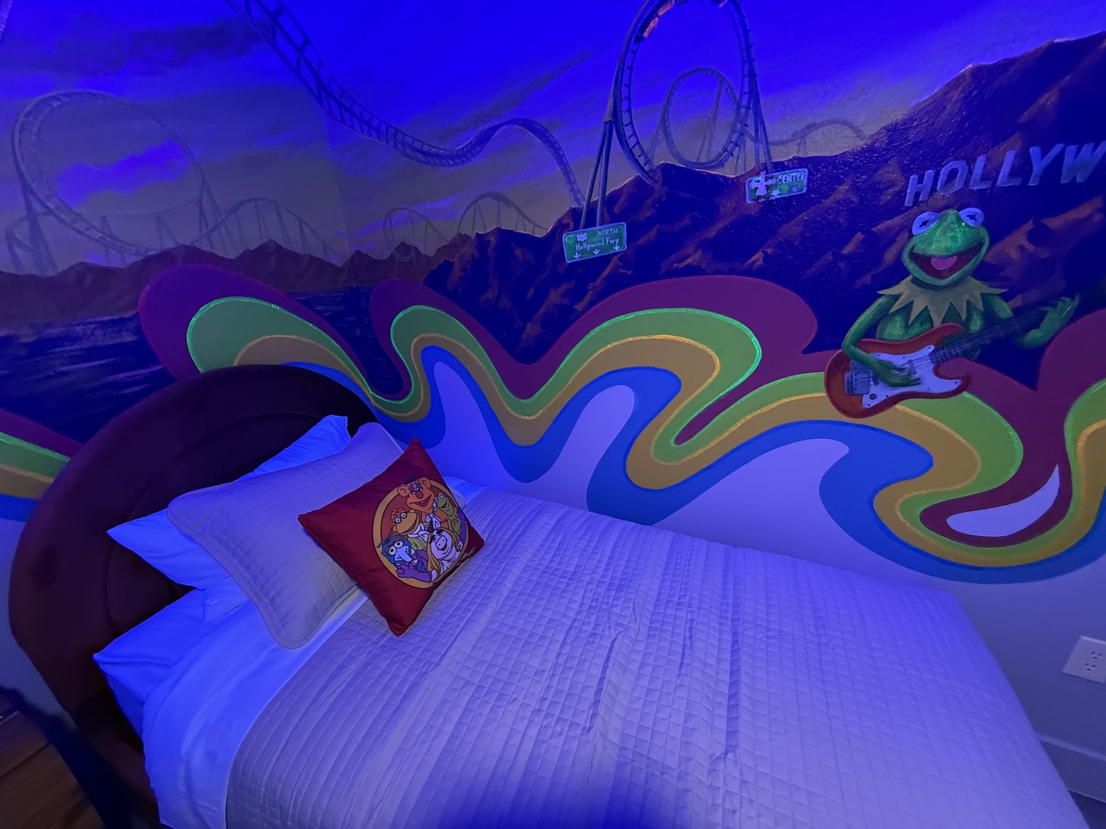 Muppets' Rock 'n' Roller Coaster twin bedroom with Kermit and Hollywood mural