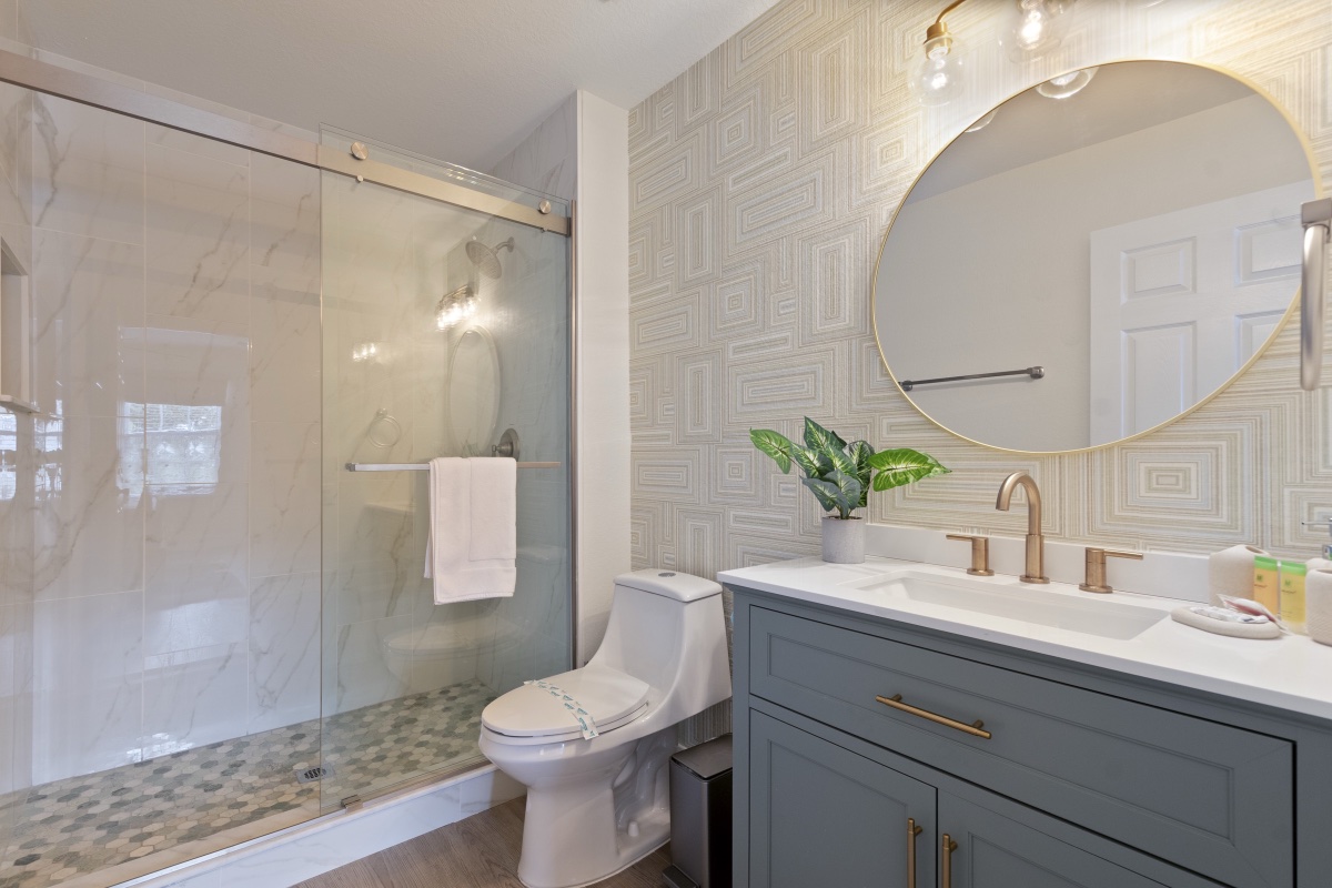 Second master en suite bathroom with walk-in glass shower at Time-Out Corner, Lakeside